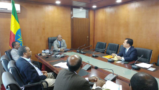 한화는 지난 5월 27일(현지시간) 에티오피아 아디스아바바에서 이 나라 최대 공기업 중 하나인 에티오피아 건설공사(ECWC)와 건설 중장비 공급·투자 사업에 대한 양해각서(MOU)를 체결했다. 박재홍 한화 대표(오른쪽 상단) 등 참석자들이 MOU에 관한 논의를 하고 있다. <한화 제공>